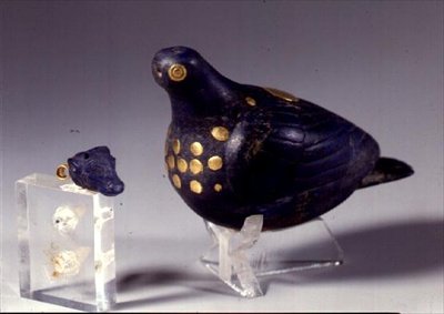 Colomba votiva e pendente a forma di testa di toro, da Susa, Iran sudoccidentale, c.1150 a.C. da Elamite